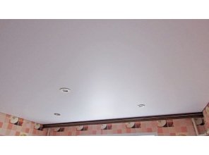 Бесшовный матовый натяжной потолок на кухню 9 м2