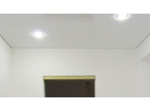 Бесшовный глянцевый натяжной потолок на кухню 6,2 м2