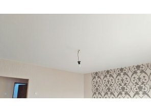 Матовый натяжной потолок в гостиную 13,4 м2