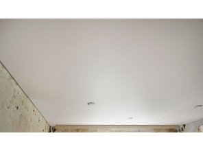 Бесшовный матовый натяжной потолок в гостиную 17,2 м2