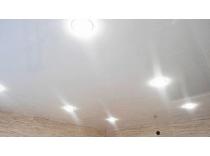 Бесшовный глянцевый натяжной потолок в спальню 11,5 м2