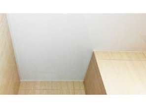 Бесшовный глянцевый натяжной потолок в ванную комнату 3,1 м2