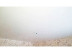 Бесшовный сатиновый натяжной потолок в гостиную 19,3 м2