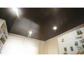 Бесшовный глянцевый натяжной потолок на кухню 5,9 м2