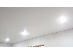 Бесшовный сатиновый натяжной потолок в прихожей 6,7 м2