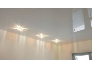 Бесшовный глянцевый натяжной потолок на кухню 9,8 м2