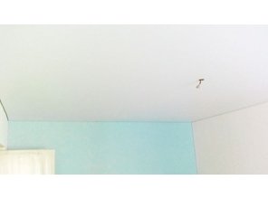 Бесшовный сатиновый натяжной потолок в спальне 12,4 м2