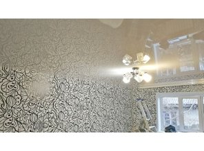 Бесшовный глянцевый натяжной потолок в гостиную 22 м2