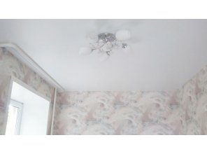 Бесшовный сатиновый натяжной потолок в гостиную 14,5 м2