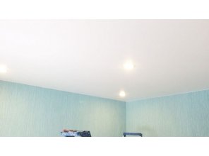 Бесшовный сатиновый натяжной потолок в спальне 10,2 м2