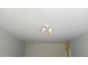 Монтаж потолка в гостиной 17 м2 с использованием пленки VIPCEILING серии MONLANGE M9001 (3.25)
