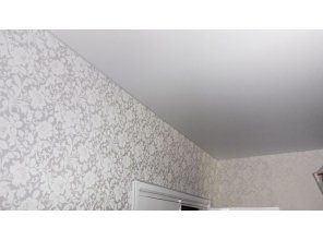 Бесшовный сатиновый натяжной потолок в гостиную 17 м2