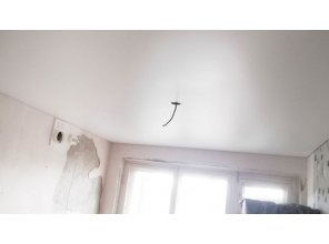Бесшовный матовый натяжной потолок на кухню 8,8 м2