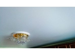 Бесшовный матовый натяжной потолок в гостиную 19,5 м2