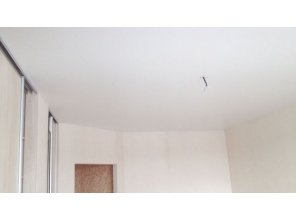 Бесшовный сатиновый натяжной потолок в гостиную 14,1 м2