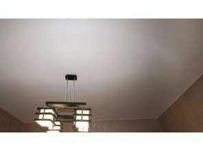 Бесшовный матовый натяжной потолок на кухню 8,7 м2