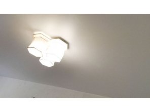 Бесшовный сатиновый натяжной потолок в гостиную 17,5 м2