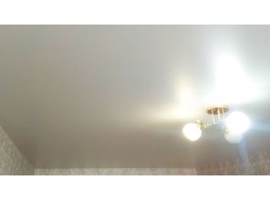 Бесшовный сатиновый натяжной потолок в гостиную 16,2 м2