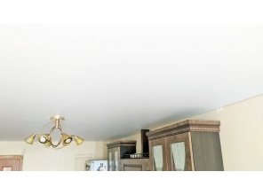 Монтаж потолка на кухне 17 м2 с использованием пленки VIPCEILING серии MONLANGE M9001 (3.25)