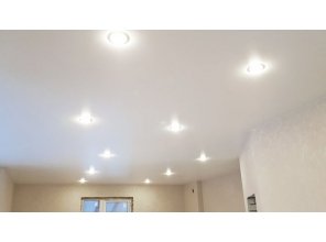 Монтаж потолка в деревянном доме 39 м2 с использованием пленки VIPCEILING серии MONLANGE S9020 (5.45)