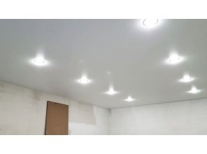 Монтаж потолка для зала 18 м2 с использованием пленки VIPCEILING серии MONLANGE M9001 (3.50)