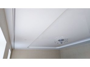 Монтаж потолка в деревянном доме 40 м2 с использованием пленки VIPCEILING серии MONLANGE M9001 (4.90)
