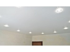 Монтаж потолка в спальне 13 м2 с использованием пленки VIPCEILING серии MONLANGE M9001 (3.50)