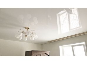 Монтаж потолка в гостиной 20 м2 с использованием пленки VIPCEILING серии MONLANGE L9001 (4.35)
