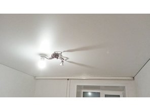Монтаж потолка в спальне 8 м2 с использованием пленки VIPCEILING серии MONLANGE M9001 (2.60)