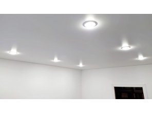 Монтаж потолка в спальне 12 м2 с использованием пленки VIPCEILING серии MONLANGE M9001 (3.25)