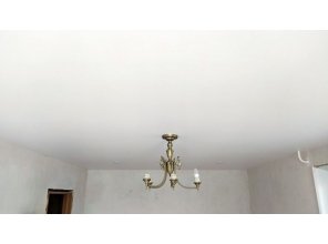 Монтаж потолка в гостиной 17 м2 с использованием пленки VIPCEILING серии MONLANGE M9001 (3.25)