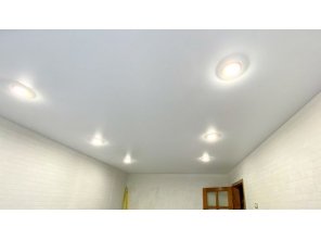 Монтаж потолка в гостиной 17 м2 с использованием пленки VIPCEILING серии MONLANGE M9001 (3.25)