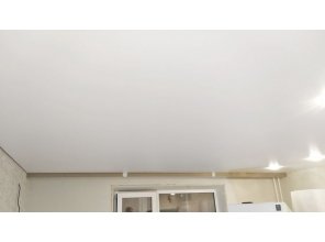Монтаж потолка на кухне 24 м2 с использованием пленки VIPCEILING серии MONLANGE M9001 (4.35)