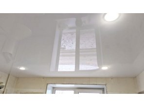 Монтаж потолка на кухне 8 м2 с использованием пленки VIPCEILING серии MONLANGE L9001 (3.25)