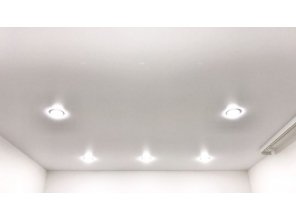 Монтаж потолка в спальне 10 м2 с использованием пленки VIPCEILING серии MONLANGE M9001 (3.25)