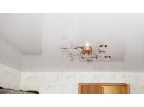 Монтаж потолка в гостиной 15 м2 с использованием пленки VIPCEILING серии MONLANGE L9001 (3.50)