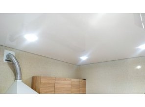 Монтаж потолка на кухне 9 м2 с использованием пленки VIPCEILING серии MONLANGE L9001 (3.25)