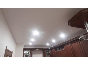 Монтаж потолка на кухне 20 м2 с использованием пленки VIPCEILING серии MONLANGE M9001 (3.25)