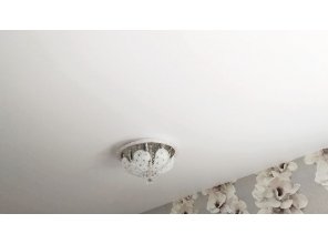 Монтаж потолка в спальне 10 м2 с использованием пленки VIPCEILING серии MONLANGE M9001 (2.60)