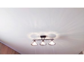 Монтаж потолка в деревянном доме 15 м2 с использованием пленки VIPCEILING серии MONLANGE M9057 (3.50)