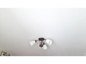 Монтаж потолка на кухне 9 м2 с использованием пленки VIPCEILING серии MONLANGE M9001 (3.25)