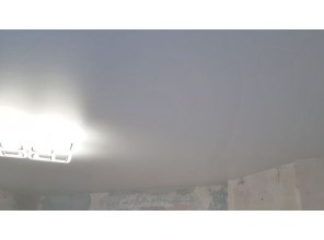 Монтаж потолка в гостиной 16 м2 с использованием пленки VIPCEILING серии MONLANGE M9001 (4.00)
