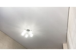 Монтаж потолка в спальне 19 м2 с использованием пленки VIPCEILING серии MONLANGE M9001 (3.25)