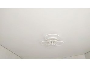 Монтаж потолка в спальне 14 м2 с использованием пленки VIPCEILING серии MONLANGE M9001 (3.25)
