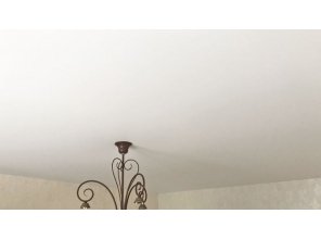 Монтаж потолка в спальне 13 м2 с использованием пленки VIPCEILING серии MONLANGE M9001 (3.25)